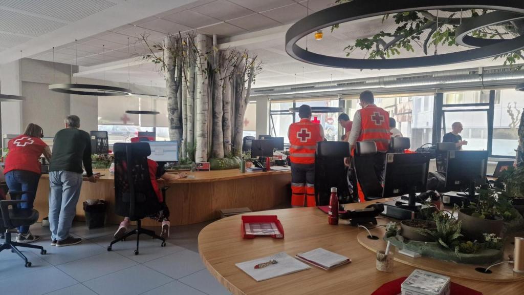 Efectivos de la Cruz Roja Galicia trabajando el día del apagón general.