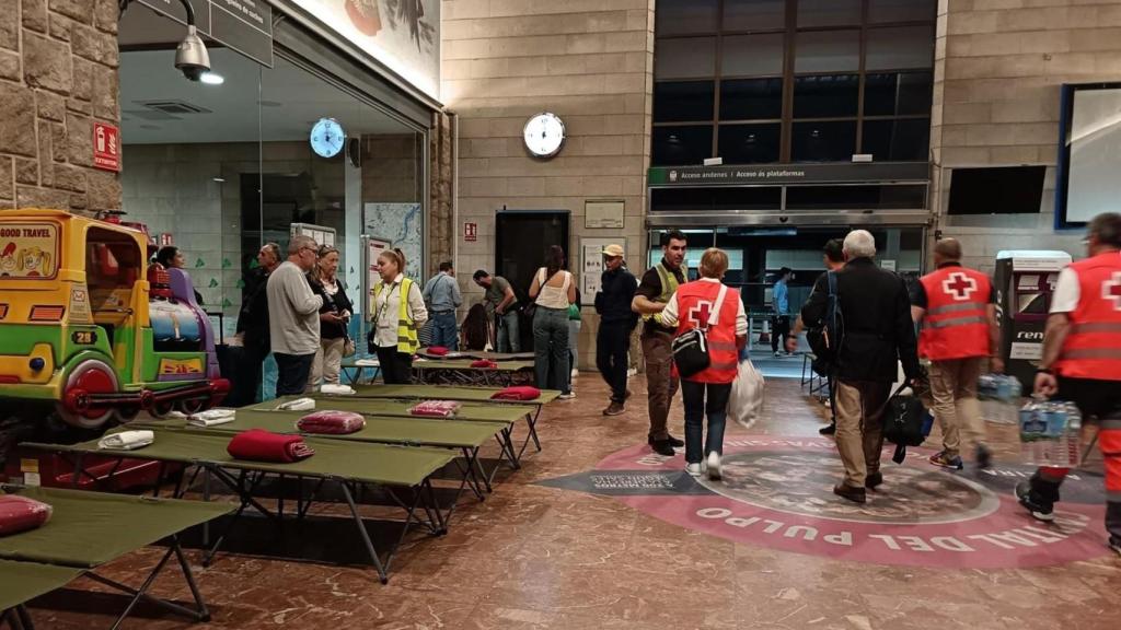 Efectivos de la Cruz Roja en la estación de tren de Ourense el día del apagón general.