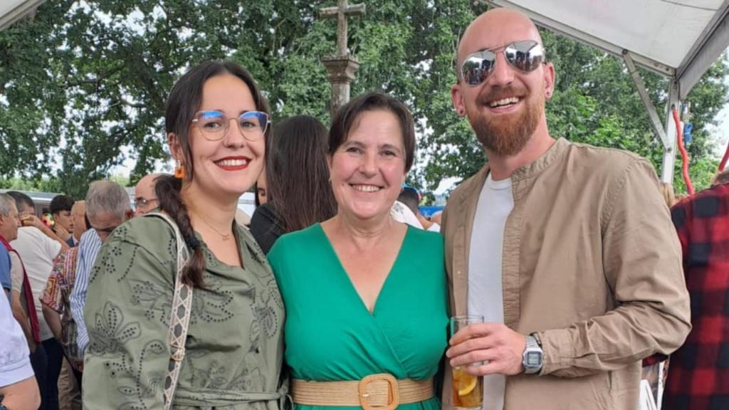Adrián y Meritxel con su madre en las fiestas de Buazo, parroquia de Boimorto donde pasaron el apagón.