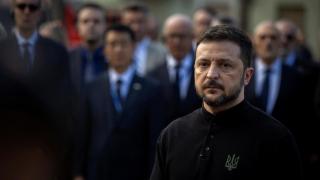 El presidente de Ucrania, Volodímir Zelensksi, y miembros de las misiones diplomáticas en Ucrania visitan el lugar de un ataque con misiles rusos contra una zona residencial donde murieron varios niños y adultos, en medio del ataque de Rusia contra Ucrania, en Kyiv, Ucrania, 25 de abril de 2025.