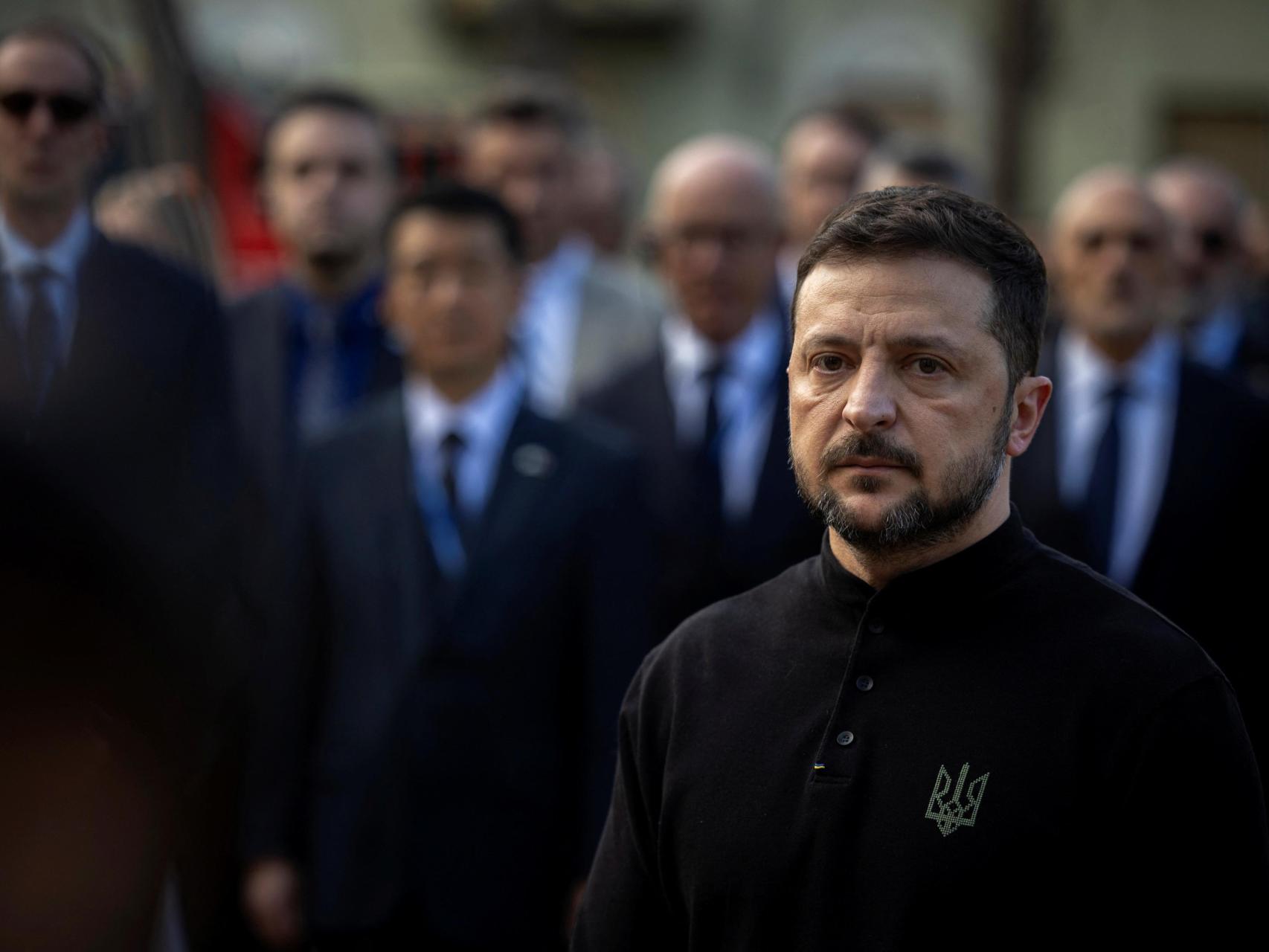 El presidente de Ucrania, Volodímir Zelenski, y miembros de las misiones diplomáticas en Ucrania visitan el lugar de un ataque con misiles rusos contra una zona residencial donde murieron varios niños y adultos, en Kyiv, 25 de abril de 2025.