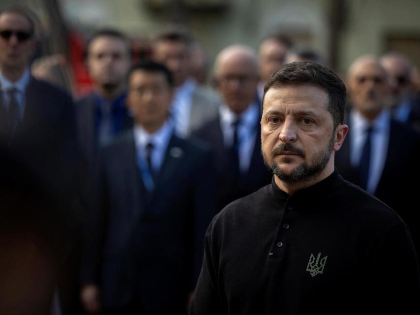 El presidente de Ucrania, Volodímir Zelenski, y miembros de las misiones diplomáticas en Ucrania visitan el lugar de un ataque con misiles rusos contra una zona residencial donde murieron varios niños y adultos, en Kyiv, 25 de abril de 2025.