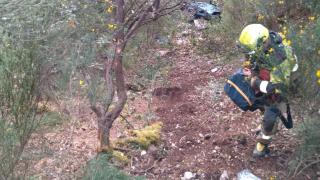 Rescatado un hombre en estado grave tras caer con su coche por un terraplén