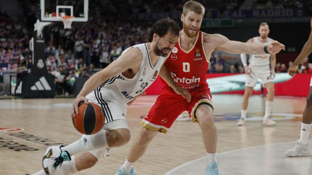Sergio Llull, presionado por Thomas Walkup.