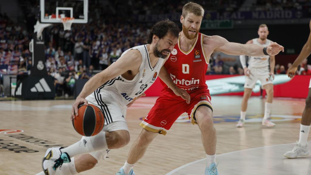 Sergio Llull, presionado por Thomas Walkup.