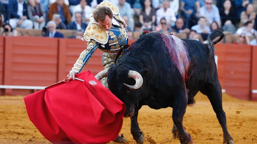 Román pega un derechazo en la Maestranza.