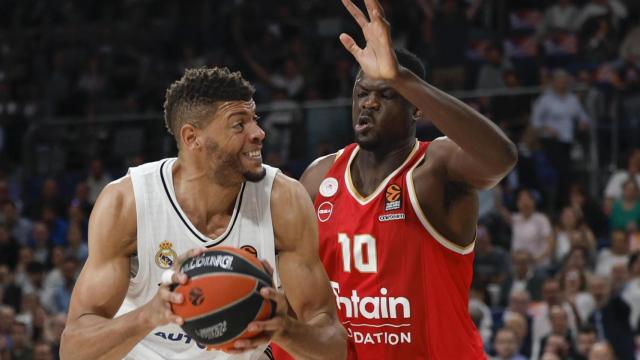 Tavares con el balón ante la defensa de Moustapha Fall.