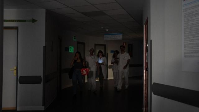 Los trabajadores del Hospital de La Paz en Madrid durante el apagón de España.