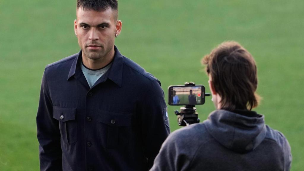 Lautaro Martínez, en el césped del estadio de Montjuïc