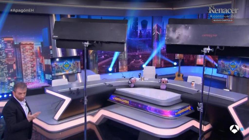 Pablo Motos enseña los focos de emergencia que el equipo de 'El Hormiguero' tuvo que instalar en el plató.