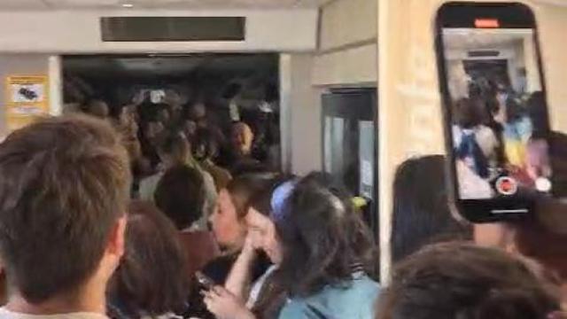La espera en el tren fue amenizada por un grupo de música