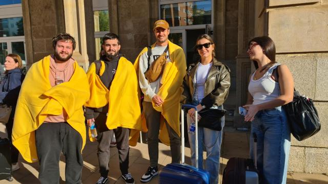 María Hernández, Carlos García, Mario Alves, Javier Alonso y Anais Barrio, jóvenes vigueses que han dormido en la estación de tren de Zamora