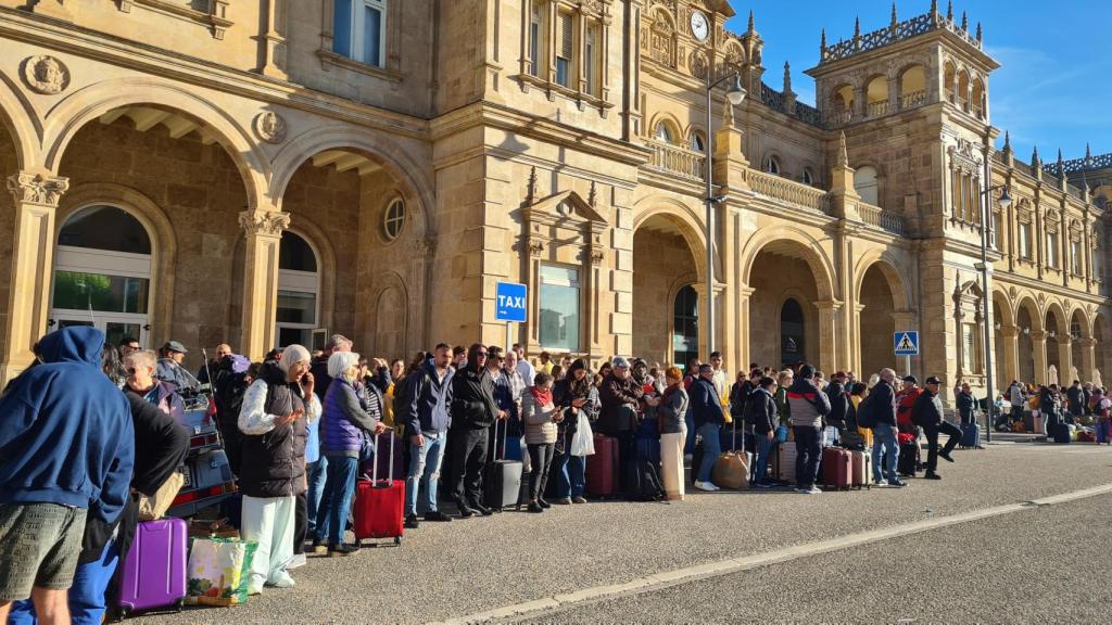 Pasajeros esperando los autobuses para llegar a Galicia desde la estación de tren de Zamora