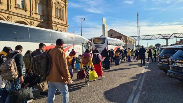 Pasajeros subiendo a los autobuses con destino Pontevedra desde la estación de tren de Zamora
