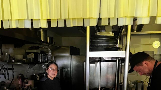 En Catacroquet, trabajando platos de cuarto frio casi a oscuras.