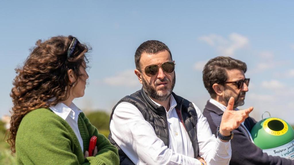 En conversación con Ricard Camarena durante la visita a su huerta.