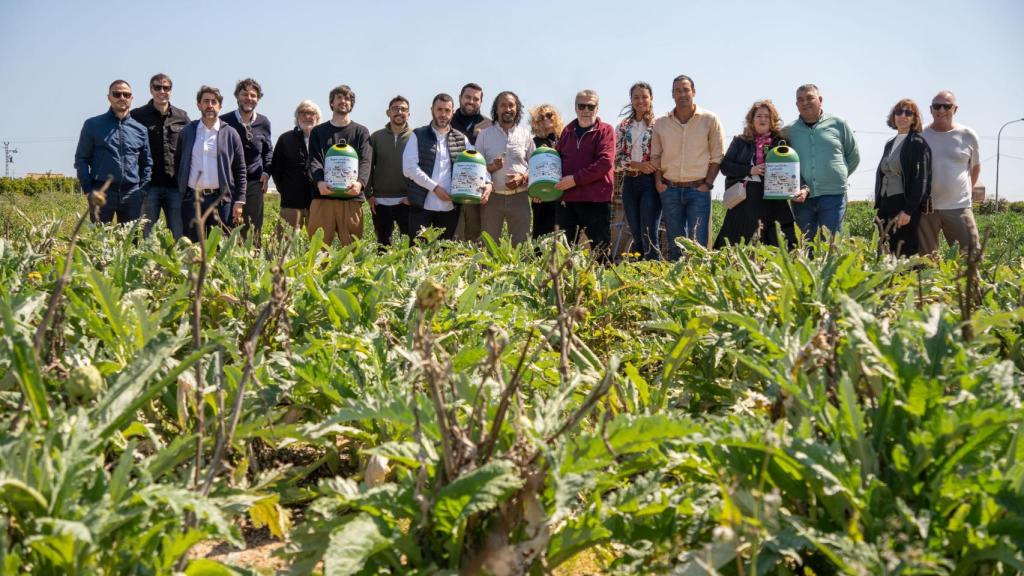 Los ganadores de la Masterclass de Ecovidrio junto a Ricard Camarena y su hortelano Toni Misiano.