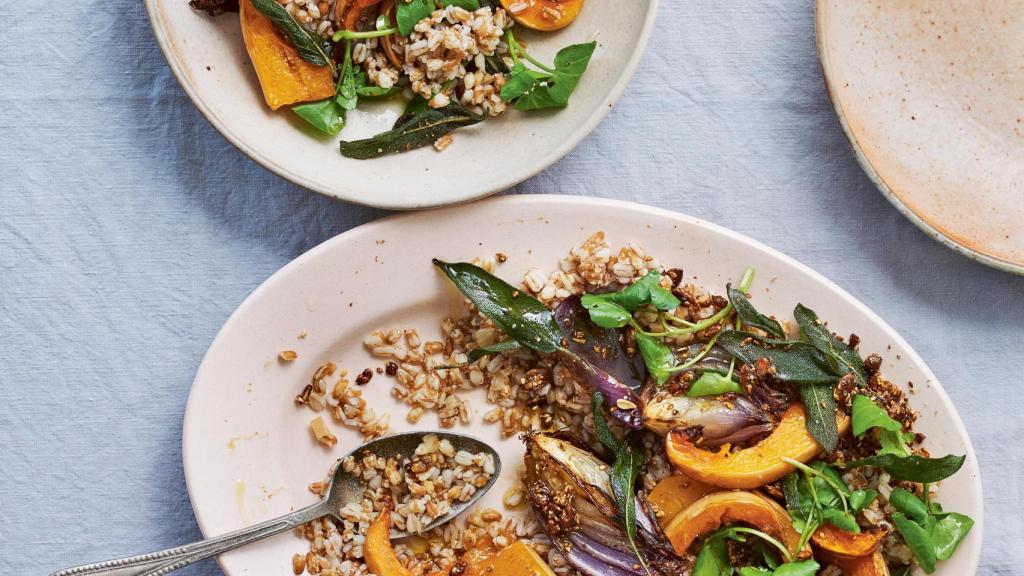 Ensalada de calabaza asada con salvia crujiente.