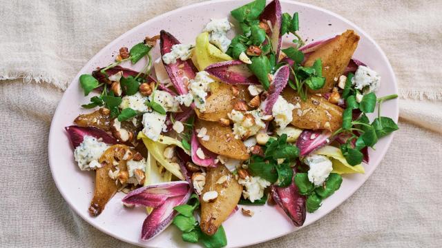 Ensalada de endibias y pera con gorgonzola, una de las recetas que incluye 'Ensaladas Completas', de Emily Ezekiel (Cinco Tintas).