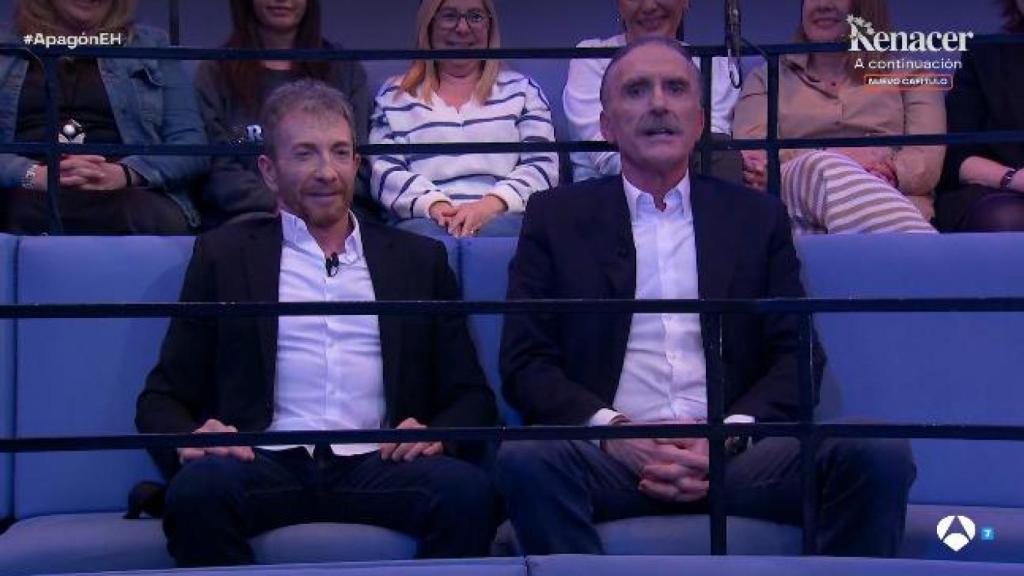 Pablo Motos y Juan y Medio, en las desiertas gradas de 'El Hormiguero' este lunes.