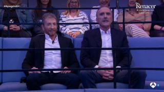 Pablo Motos y Juan y Medio, en las desiertas gradas de 'El Hormiguero' este lunes.