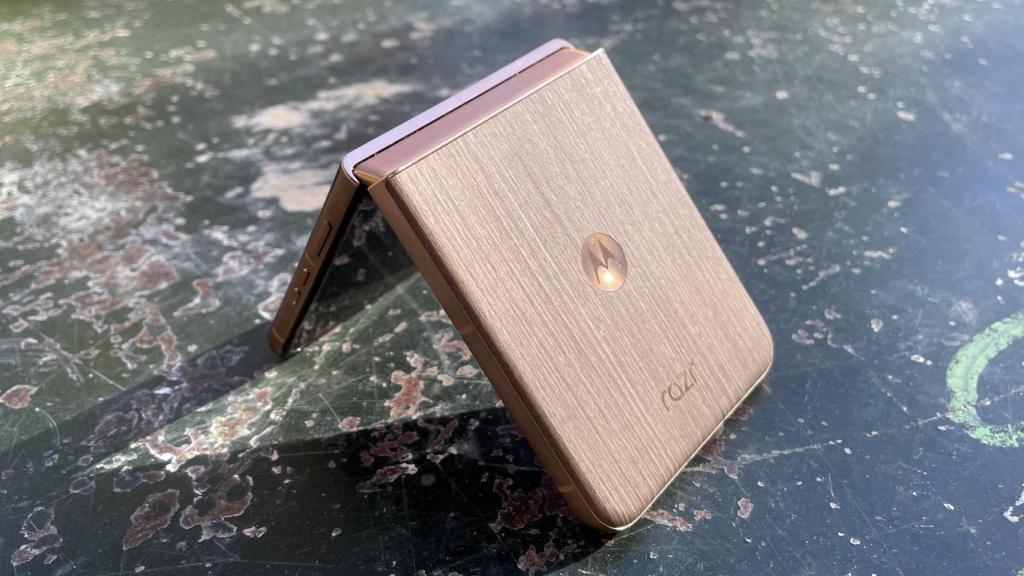 La trasera de madera del Motorola razr 60 Ultra.