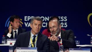 Manfred Weber, presidente del PPE, junto a Alberto Núñez Feijóo, líder del PP, en el congresode Valencia.