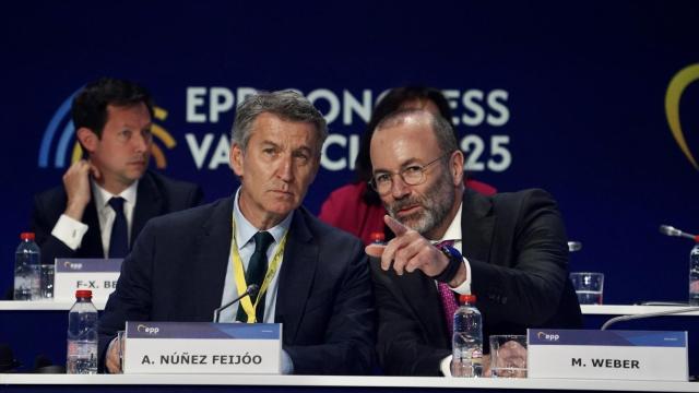 Manfred Weber, presidente del PPE, junto a Alberto Núñez Feijóo, líder del PP, este martes en el congreso de Valencia.