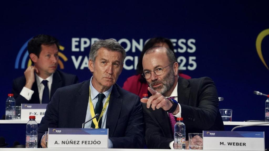 Manfred Weber, presidente del PPE, junto a Alberto Núñez Feijóo, líder del PP, este martes en el congreso de Valencia.