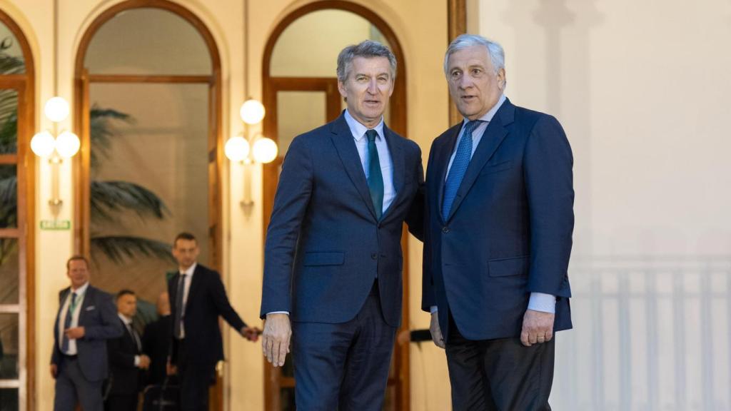 Alberto Núñez Feijóo, líder del PP, junto a Antonio Tajani, viceprimer ministro italiano, en la cena oficial del congreso del PPE en Valencia.