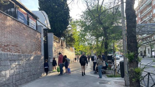 Alumnos esperando este martes al comienzo de la jornada lectiva a las puertas del Colegio Asunción Rincón en Madrid.