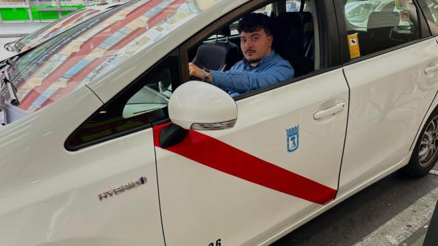 Akram con su taxi en Madrid.