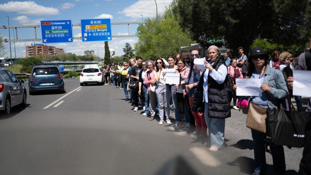 Gente haciendo autostop en las carreteras de Madrid este lunes.