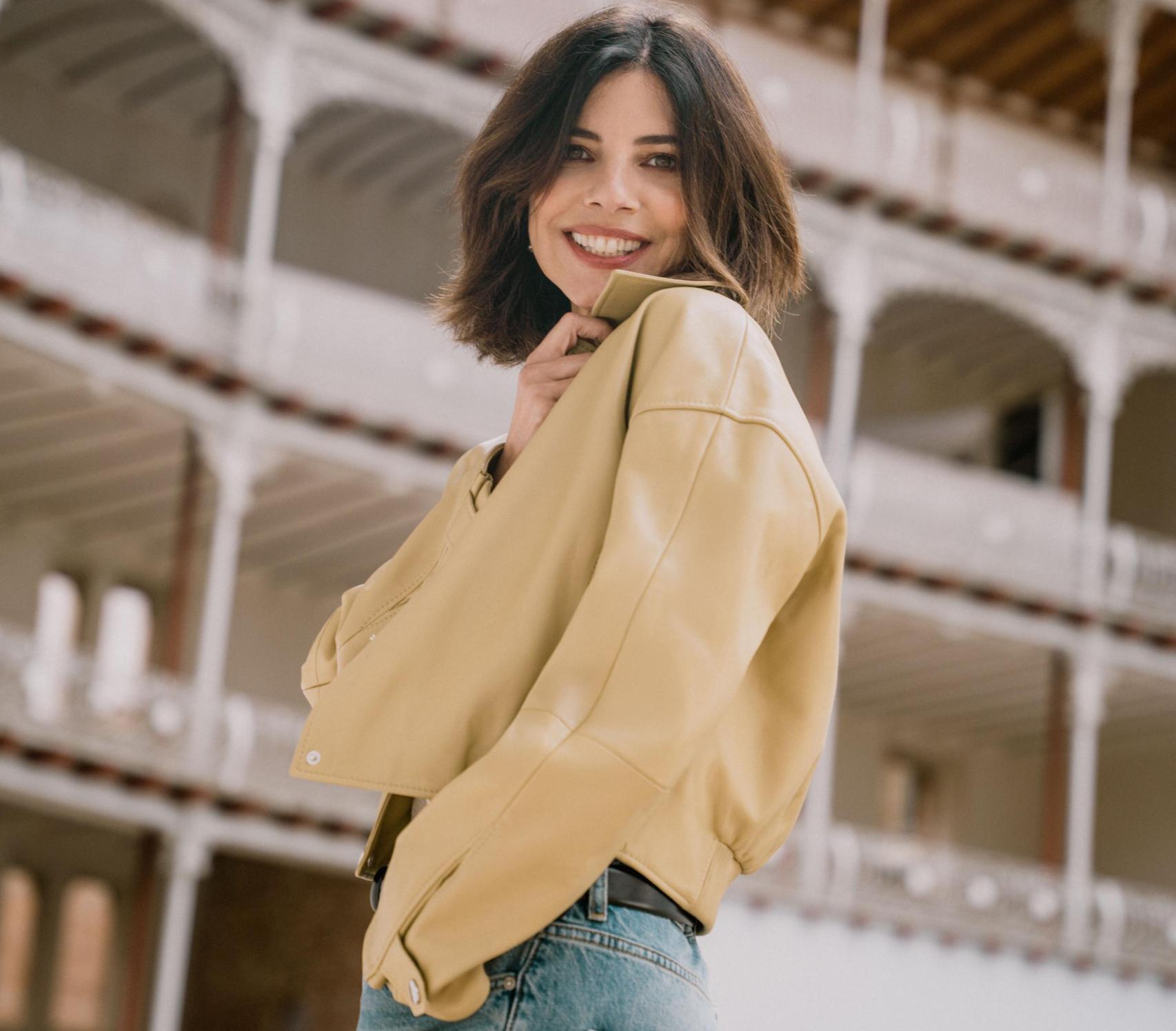 Maribel Verdú, en en el frontón Beti Jai de Madrid., con chaqueta de piel de Hugo Boss y vaqueros de Zara.