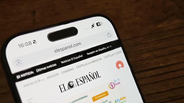 iPhone con la señal de conexión satelital para llamadas de emergencia y localización