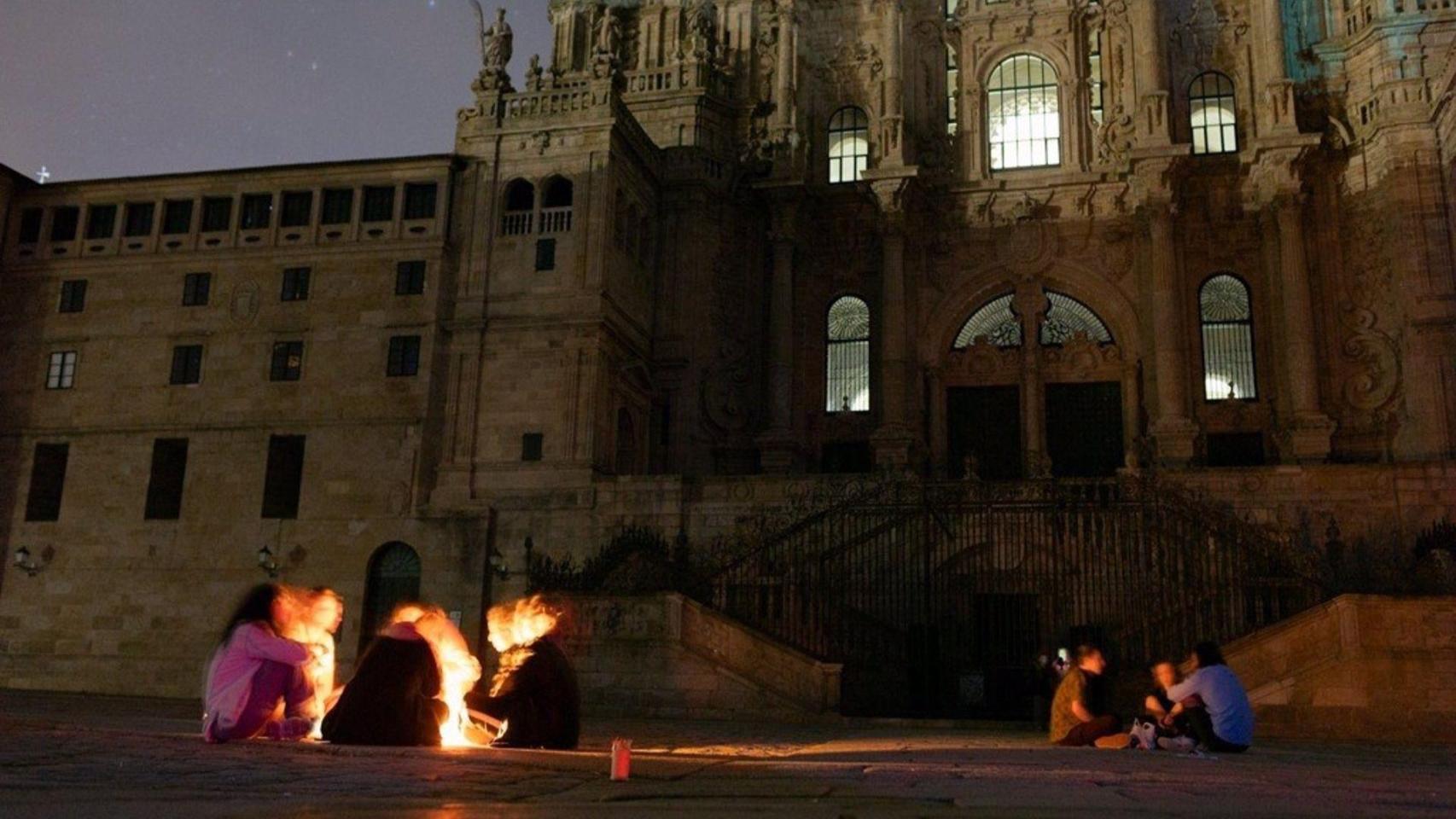 Gente a la luz de velas en la praza do Obradoiro el día del apagón
