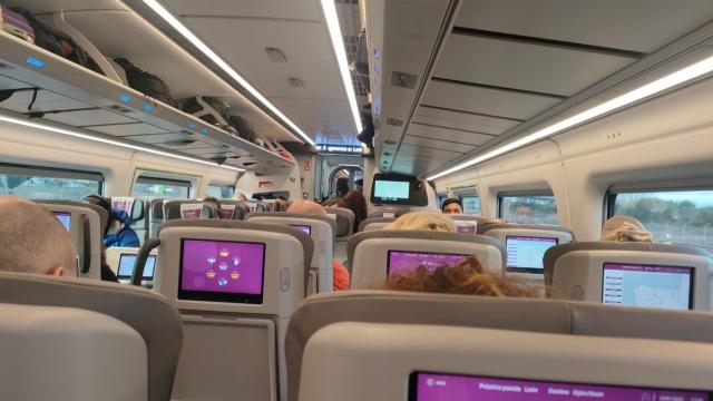 Pasajeros en el interior de un AVE.