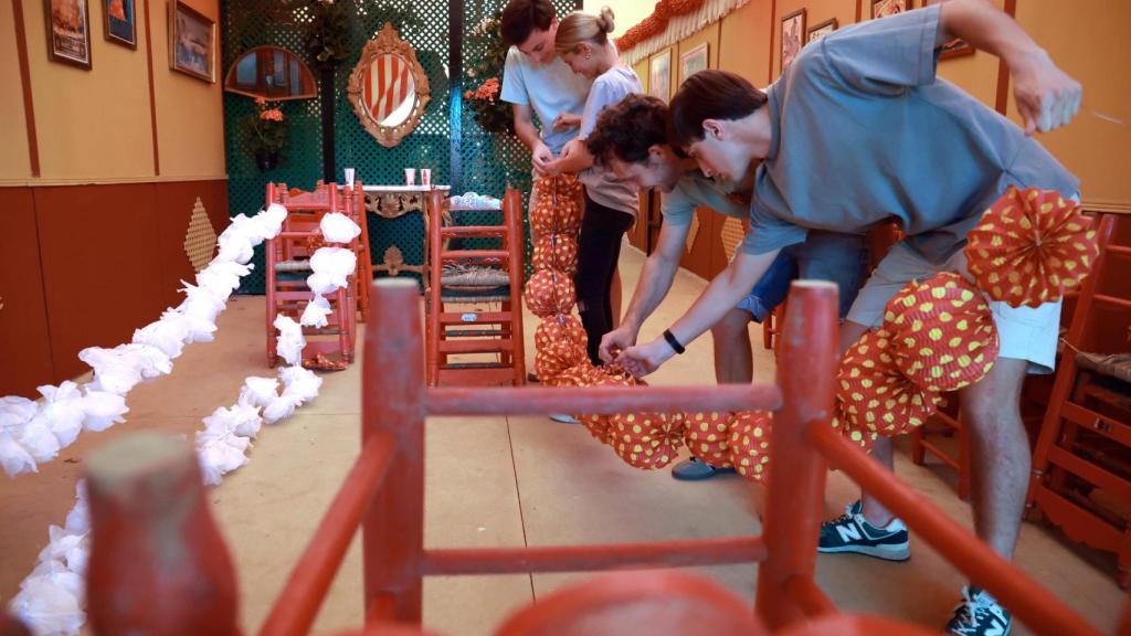 Imagen de archivo de los últimos preparativos de la Feria de Abril 2024.