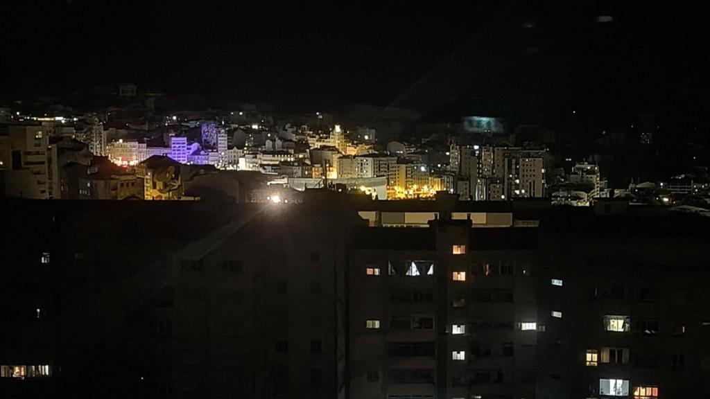 Imagen de Vigo iluminada esta madrugada compartida por el portavoz del BNG, Xabier P. Igrexas.