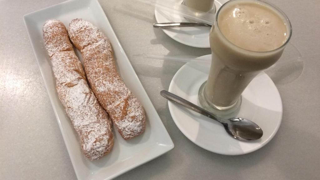 Dos vasos con horchata y dos 'fartons'.
