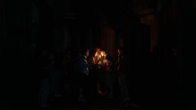 La Plaza del Obradoiro durante el apagón en Santiago de Compostela, a 28 de abril de 2025, en Santiago de Compostela, Galicia (España).