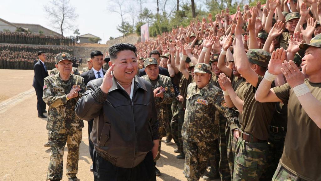 Kim Jong-un visita una base militar en Corea del Norte a principios de abril.