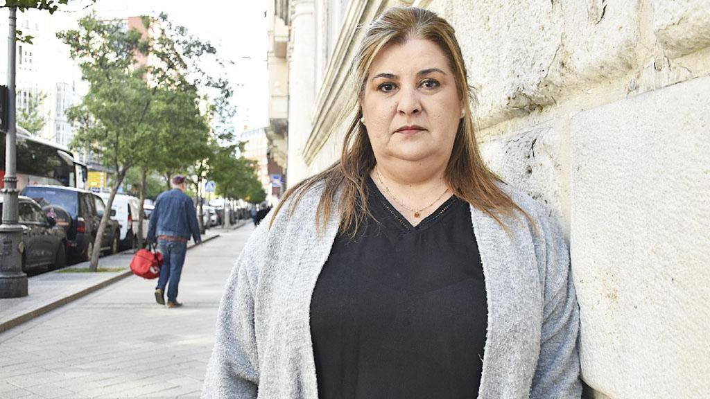 Raquel González, auxiliar de ayuda a domicilio en Valladolid, atiende a EL ESPAÑOL de Castilla y León