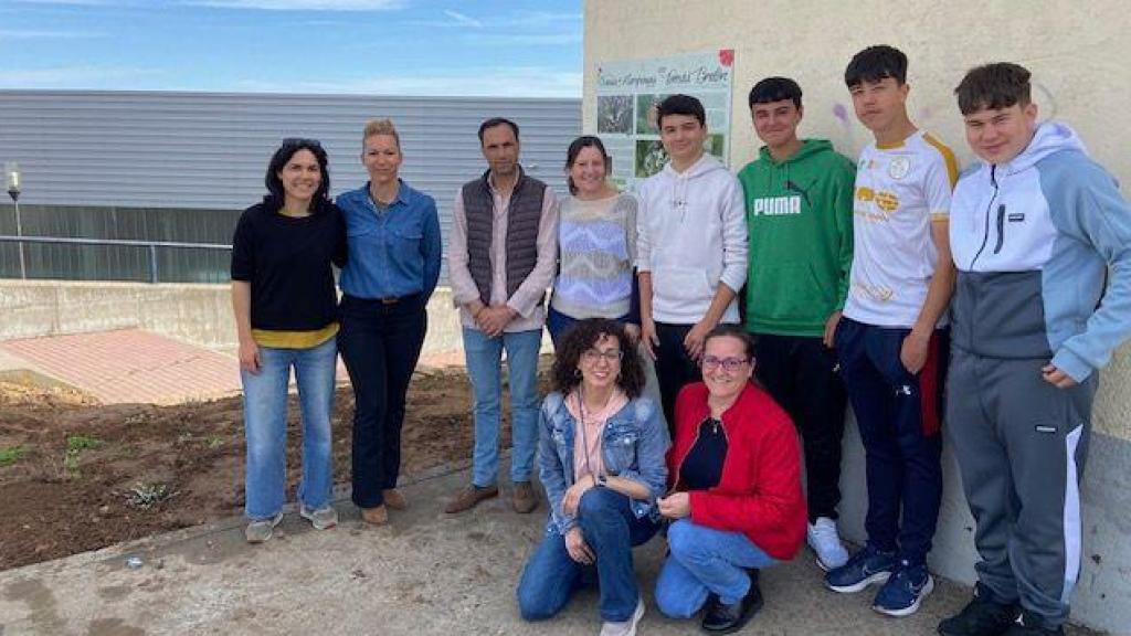 Los alumnos de 1º de la ESO del IESO Tomás Bretón de Villamayor en el nuevo “oasis de mariposas”