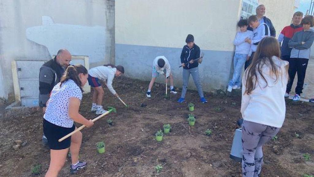 Los alumnos de 1º de la ESO del IESO Tomás Bretón  de Villamayor en el nuevo “oasis de mariposas”