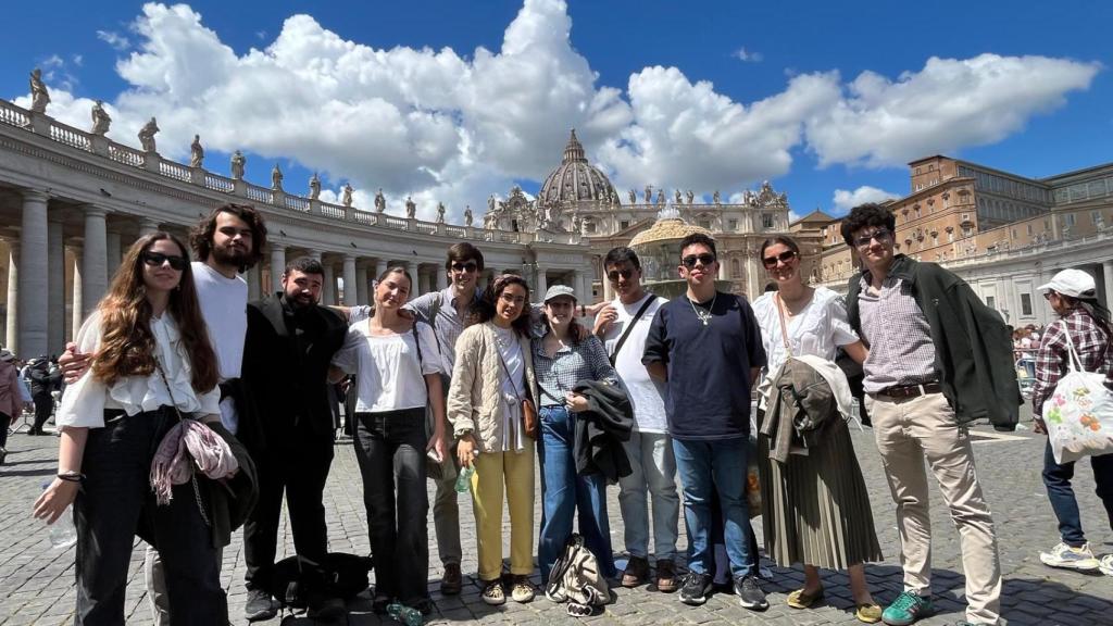 Juan María Martín y su grupo de amigos asistieron en Roma al sepelio del Papa.