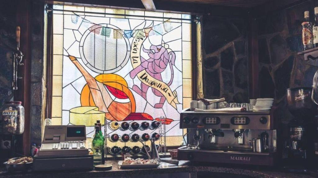 Vidriera del Mesón La Despensa en León con  filtros de una aplicación