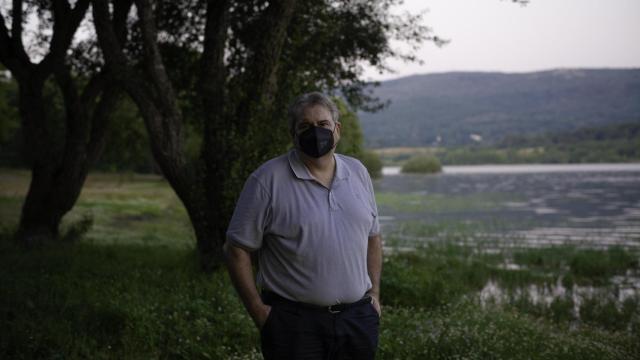 Pablo Álvarez, presidente de la asociación de vecinos de As Conchas, junto al embalse.