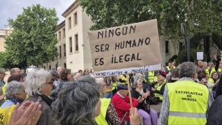 La movilización ante el Palacio de San Esteban contra el cierre del centro de menores de Santa Cruz