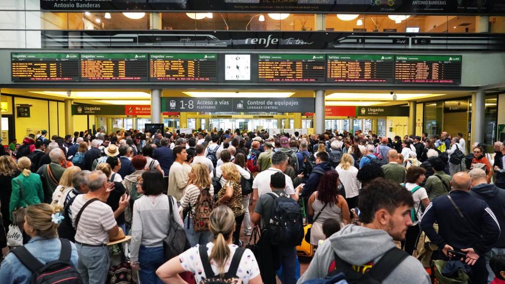 Numerosas personas esperan en la estación de trenes de María Zambrano el día después del apagón generalizado.